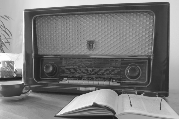 Радиоприёмник старый чёрный