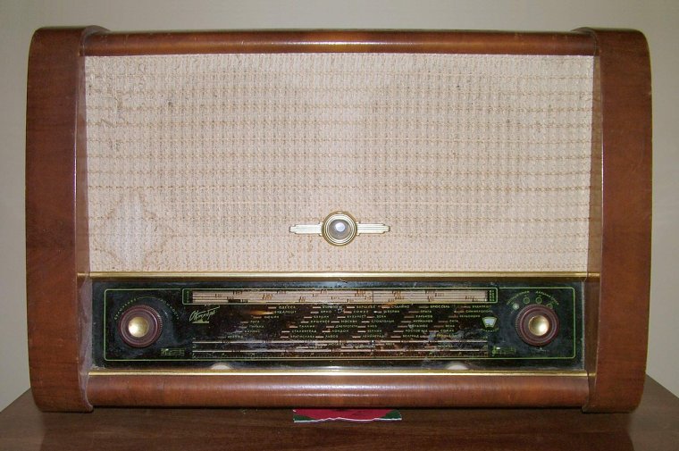 Радиоприемник ламповый"октябрь 1957"