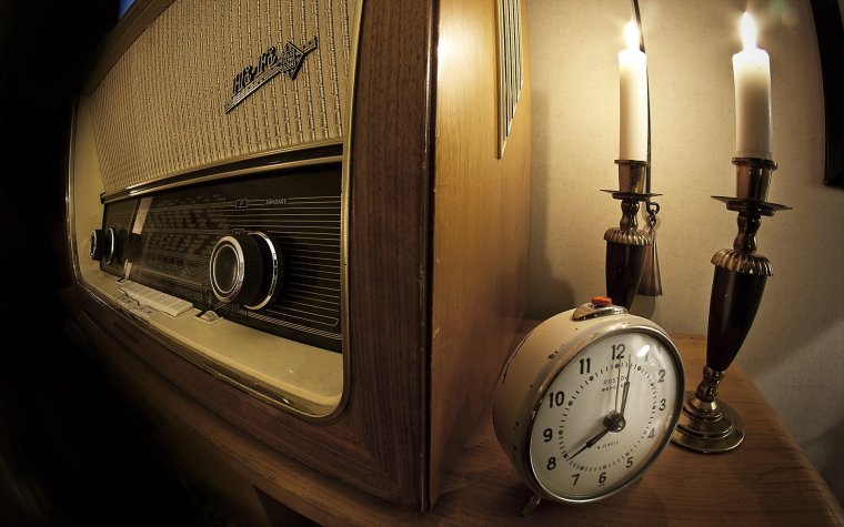 Радиоприемник на столе