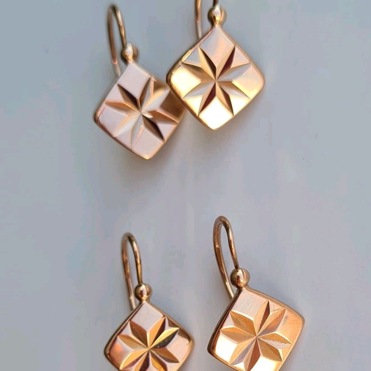 Серьги золотые ромбики 585 пробы