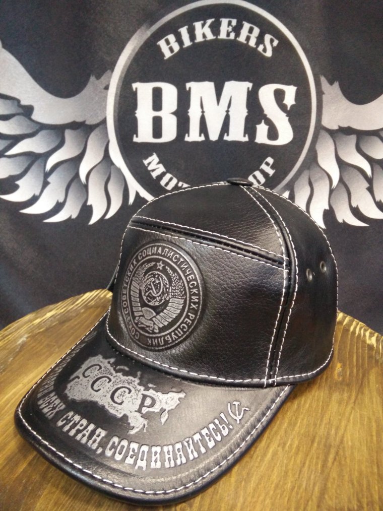 Бейсболки из кожи с тиснением