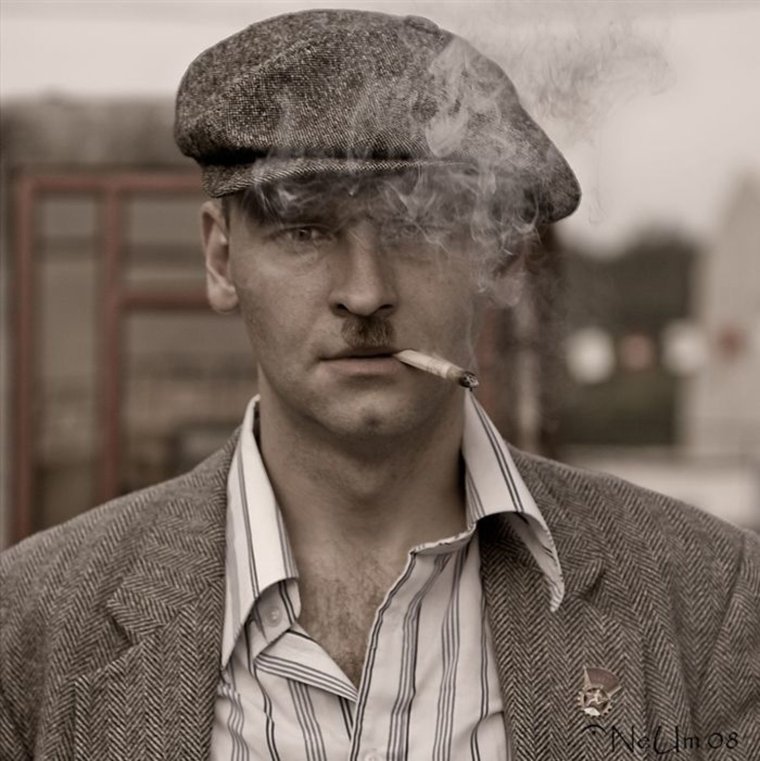 Мужчина в кепке с сигаретой