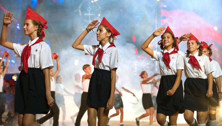 Пионерка в форме