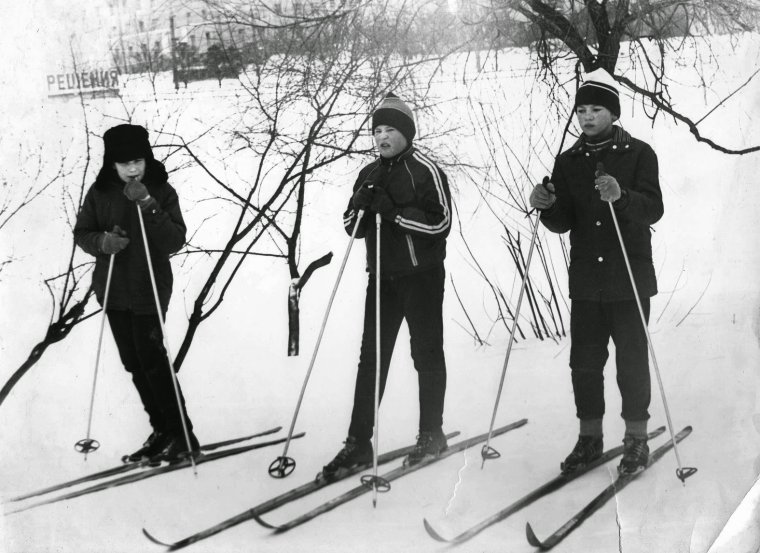 Советские мальчишки на лыжах