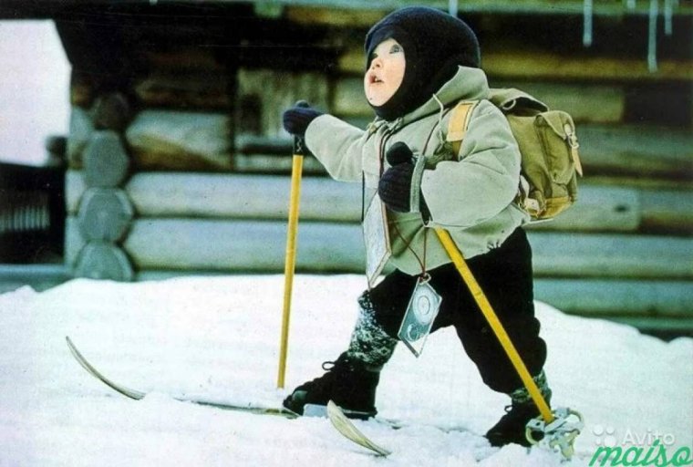 Малыш на лыжах