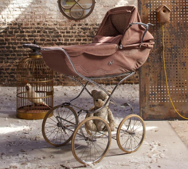 Винтажная коляска для ребенка