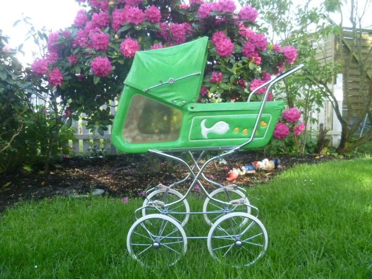 Коляска с окошками