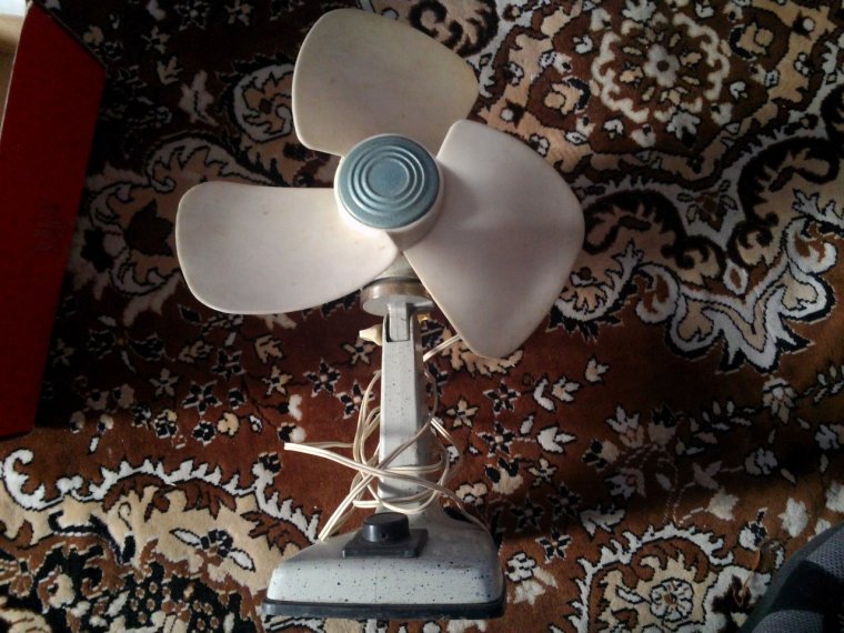 Старый настольный вентилятор