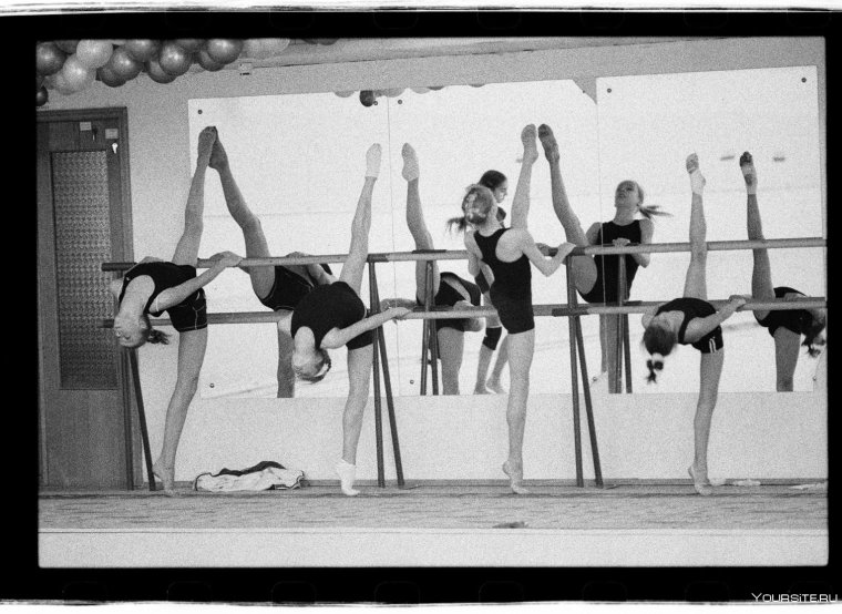 Гимнастка у станка