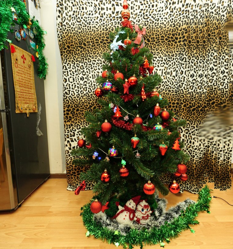 Искусственная елка украшенная