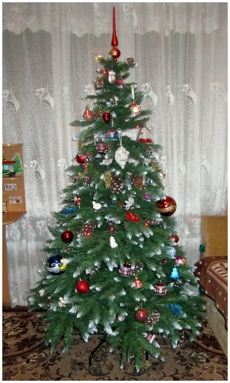 Искусственная елка украшенная