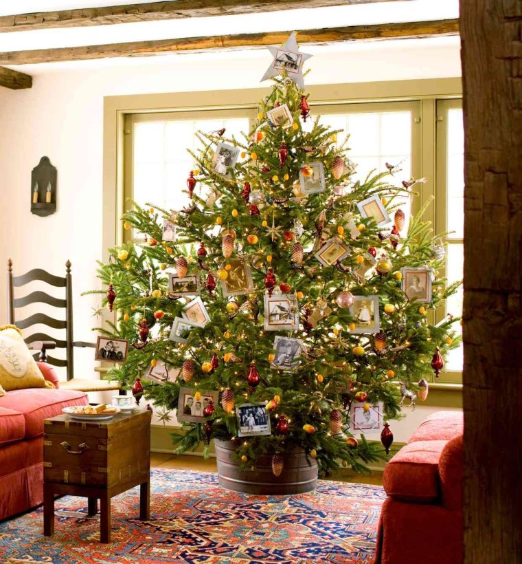 Живая елка украшенная