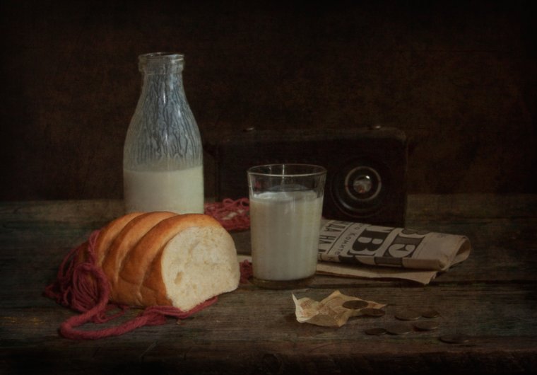 Бутылка кефира полбатона