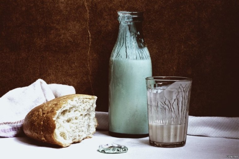 Бутылка кефира полбатона Чайф