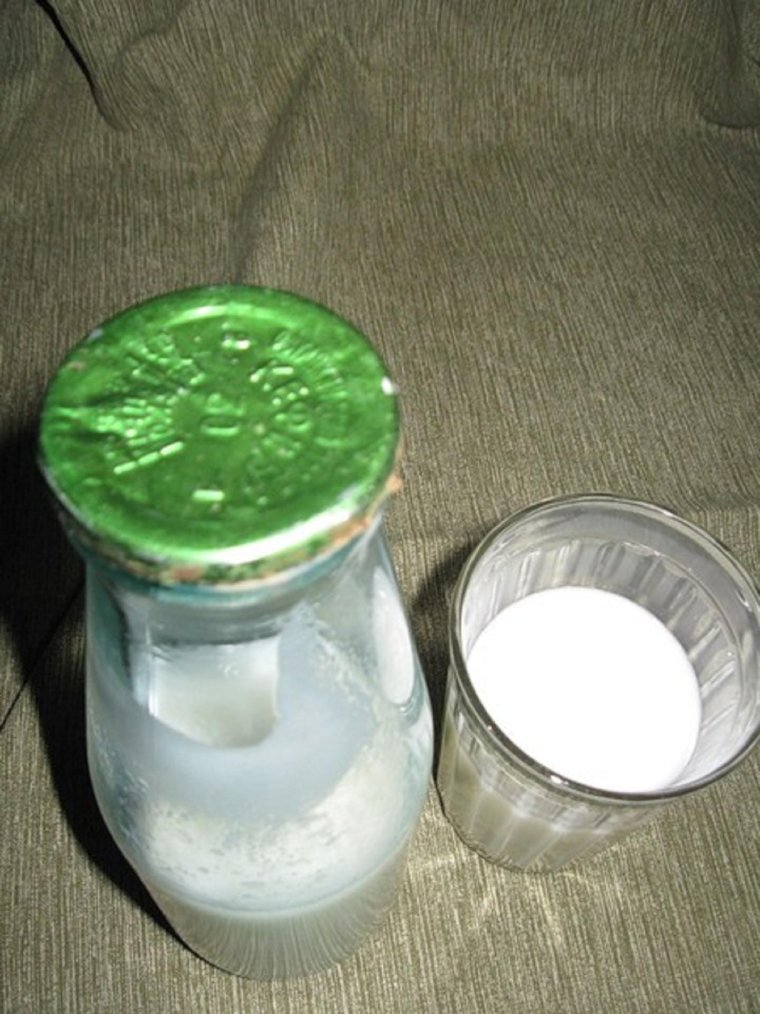 Кефир в бутылке с зеленой крышкой