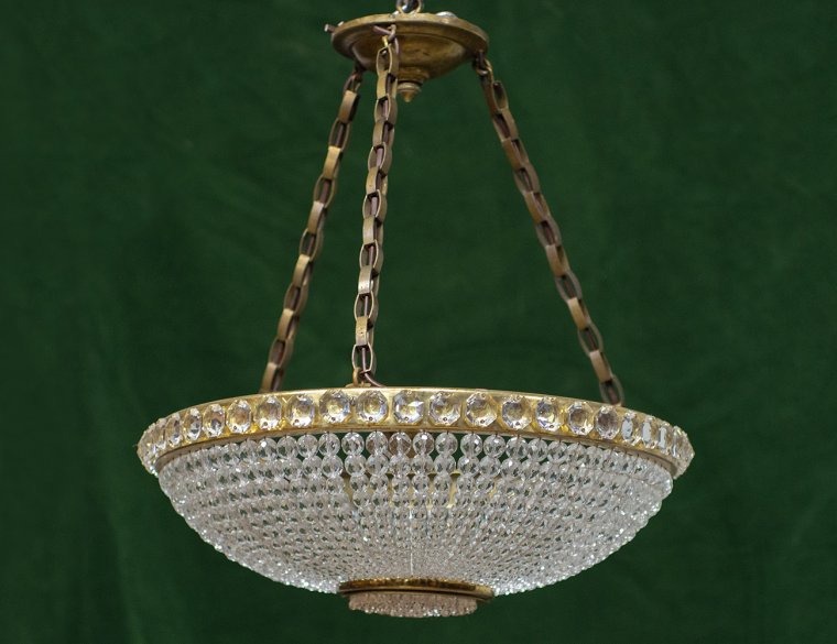 Освещение люстра в доме эконом