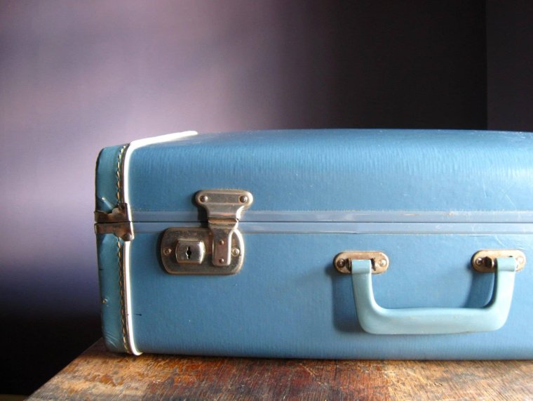 Открытым старый чемодан