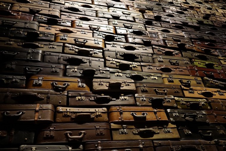 Чемодан фон