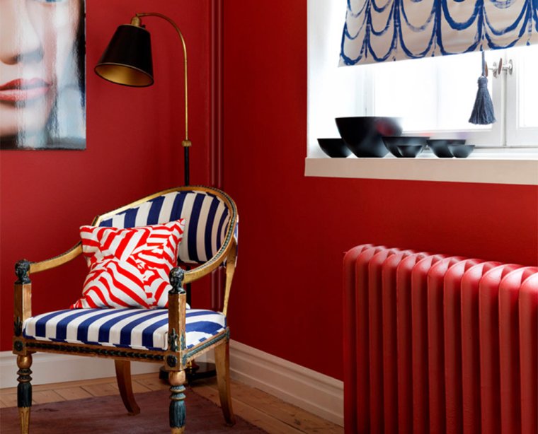 Красные батареи в интерьере