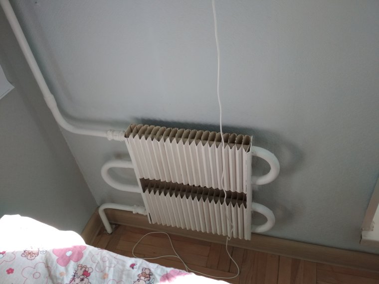 Старый радиатор отопления в квартире