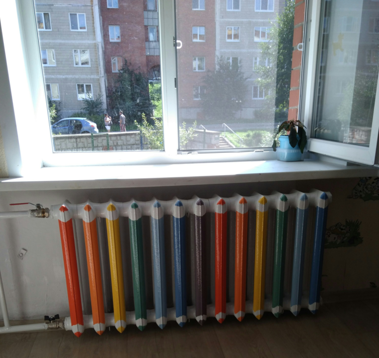 Разноцветные батареи в детской