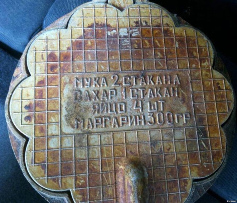 Советская вафельница с рецептом на ней