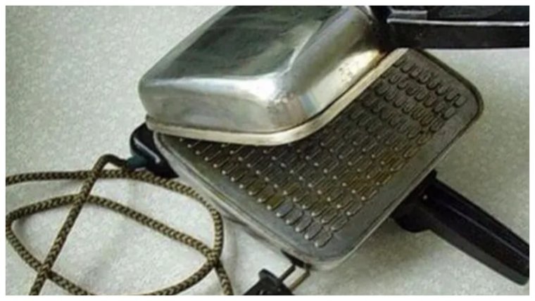 Старая электрическая вафельница