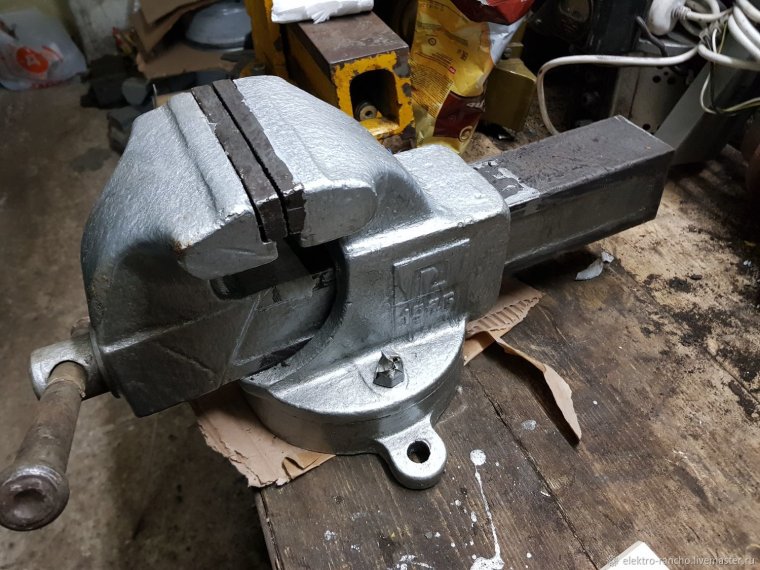 Тиски слесарные поворотные СССР