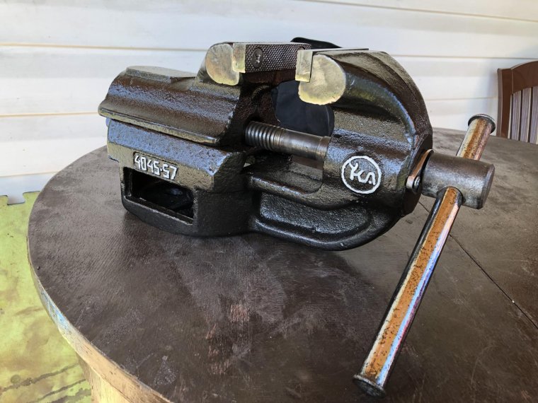 Тиски слесарные 420х215