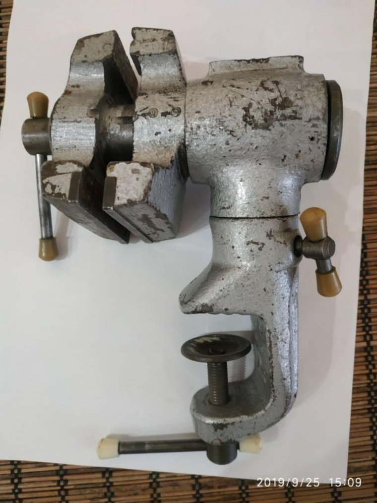 Тиски СССР поворотные тнпу2-00