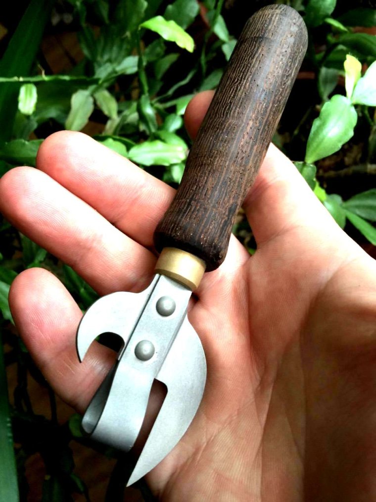 Консервный нож Титан