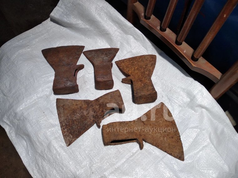 Старинный кованый топор