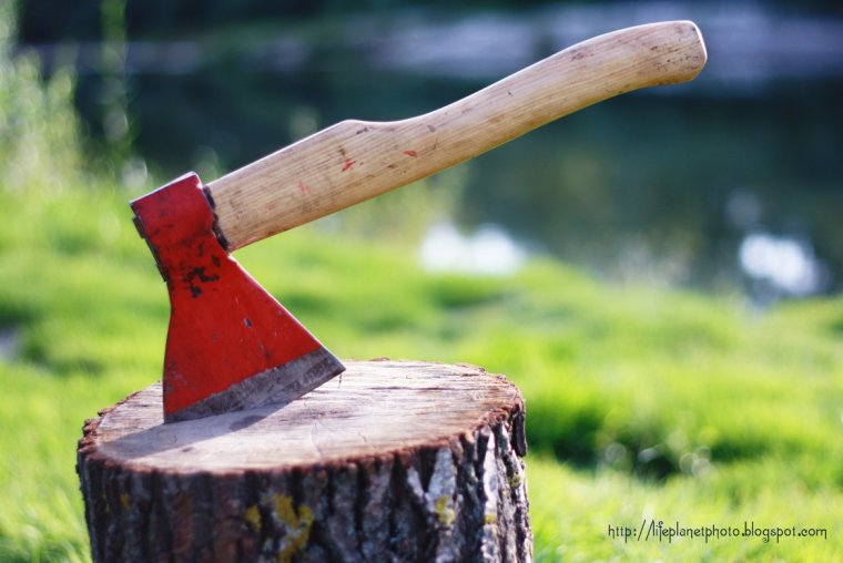 Пень с топором