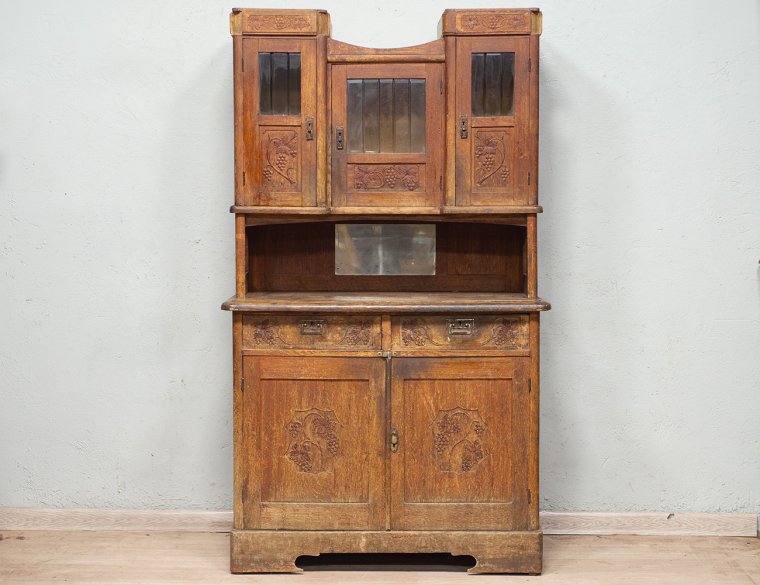 Старый буфет с виноградом