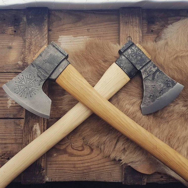 Красивый топор