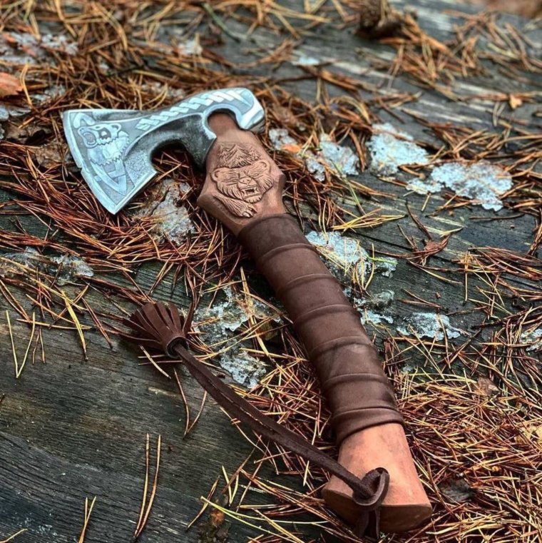 Топор на стене