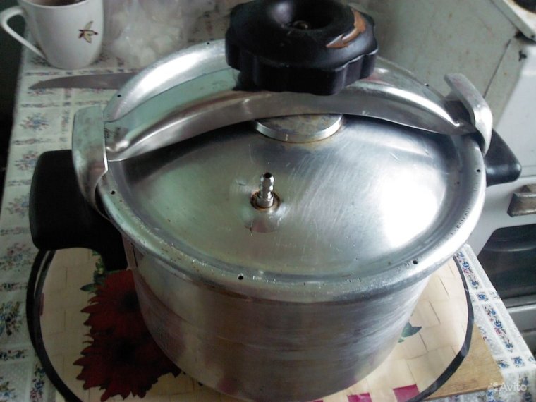 Кастрюля с завинчивающейся крышкой