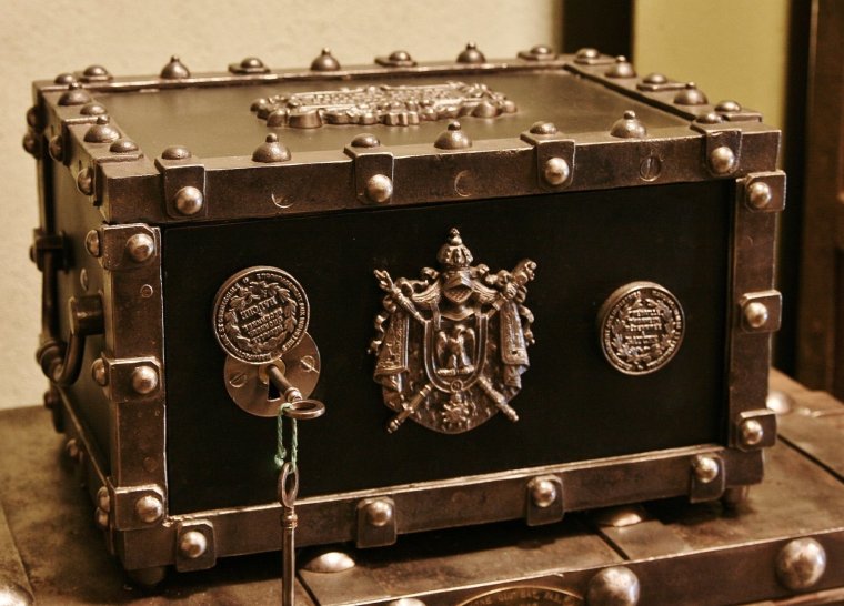 Старинный сейф-сундук