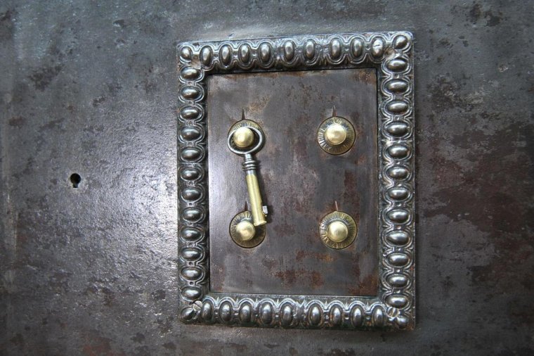 Старинный сейфовый замок