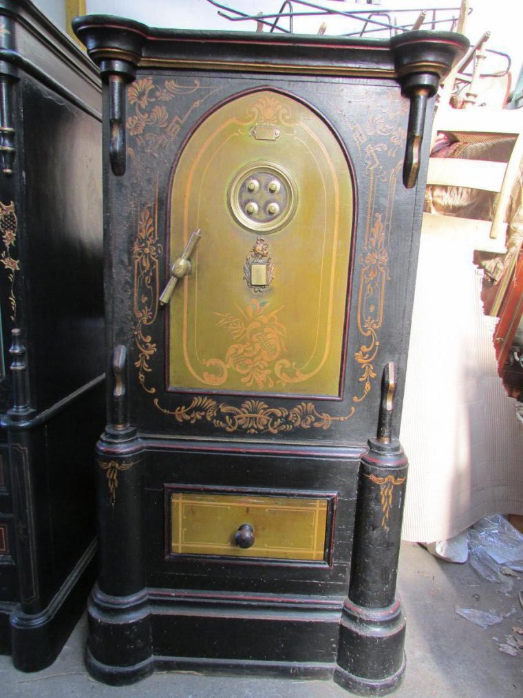 Старинный сейф