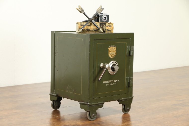 Старинный напольный сейф