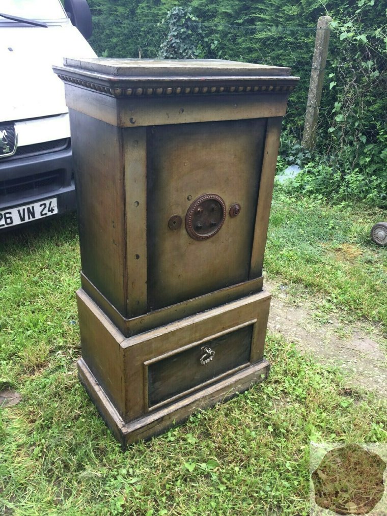 Старинный сейф