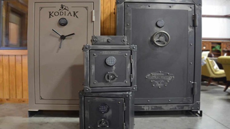 Старинный сейф в интерьере