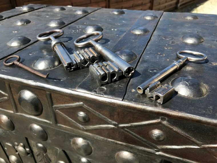 Старинный банковский сейф