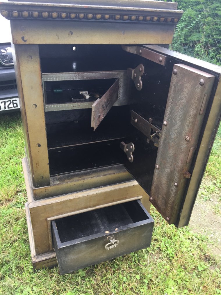 Антикварный сейф