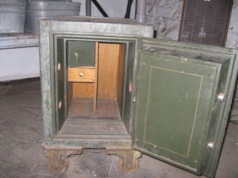 Сейф большой старинный