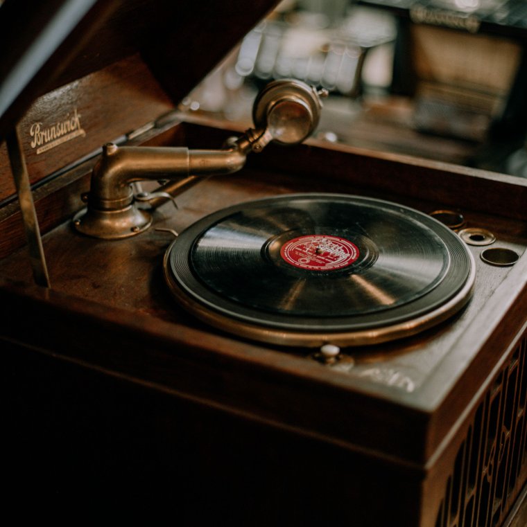 Виниловый проигрыватель под ретро