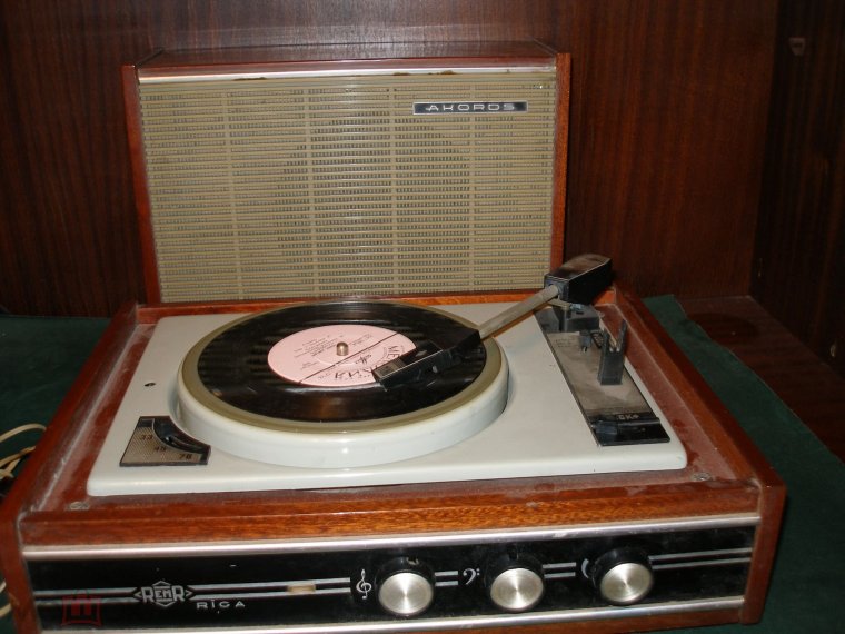 Проигрыватель виниловых пластинок СССР Аккорд 201