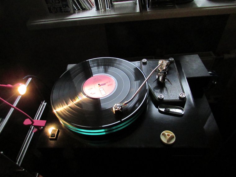 Проигрыватель винила с шаром