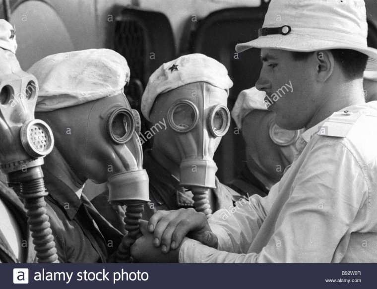 Моряк в противогазе